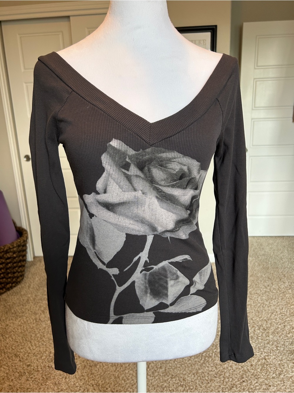 BDG Charcoal Micro-Waffle Knit Off Shoulder Cotton Top Rose Print Size Small